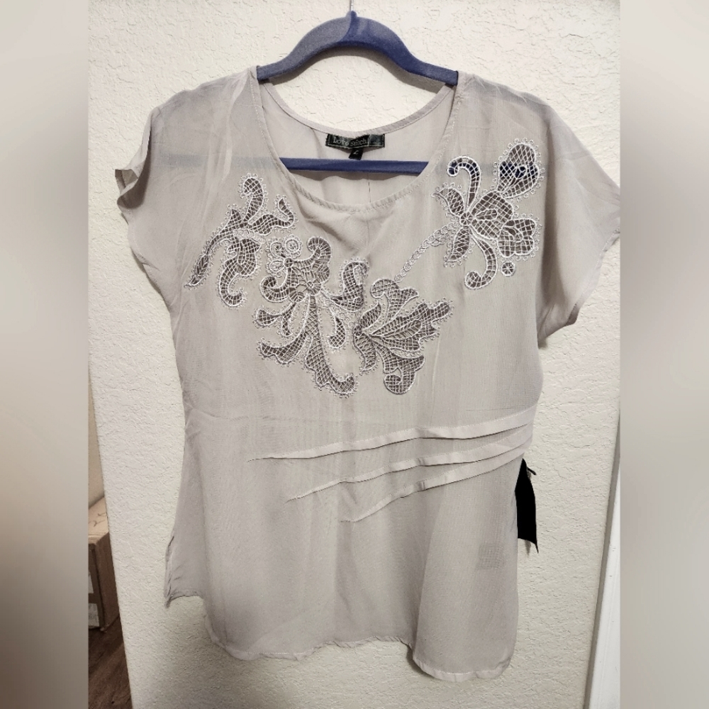 Love Stitch Doce gray sheer shirt with crochet detail